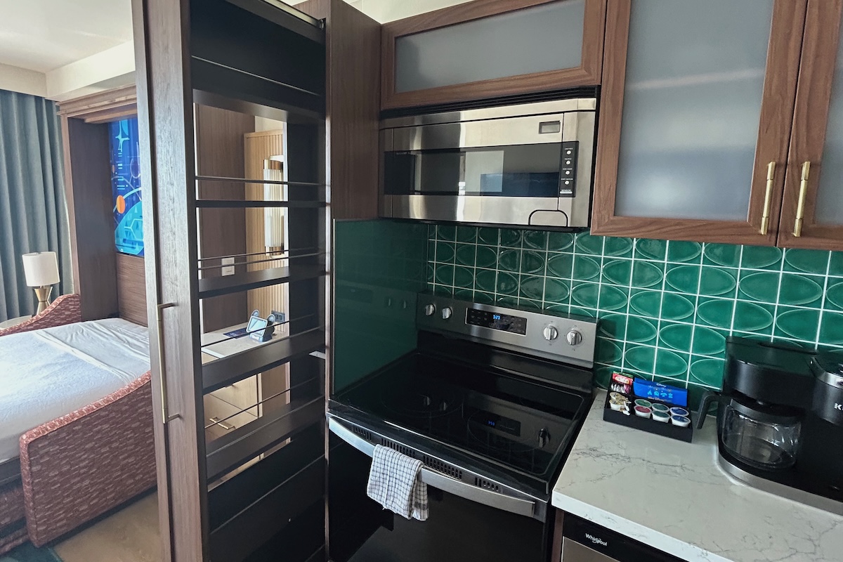 Kitchen range and pull-out storage